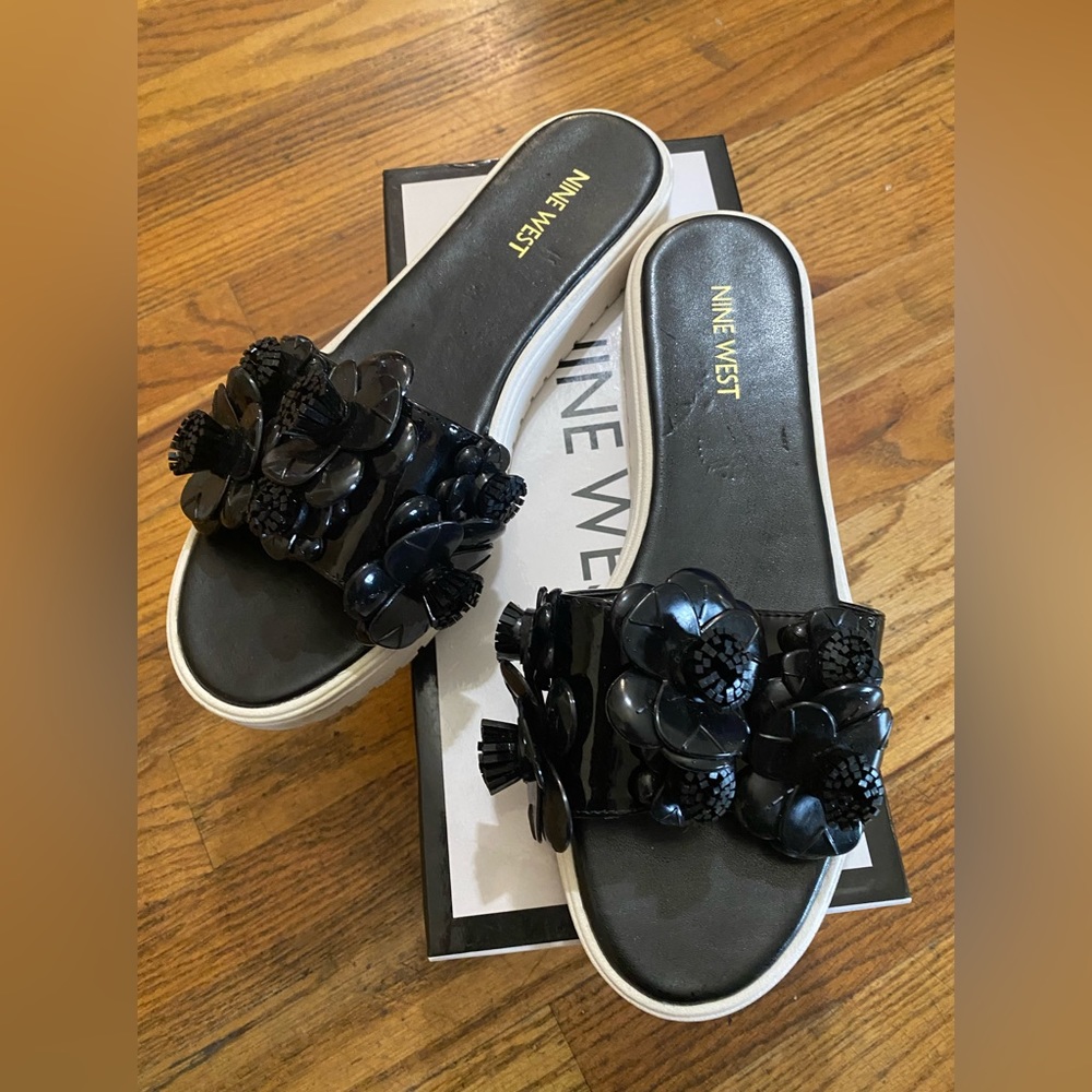 Nine West black and white slides.  Black floral detail.